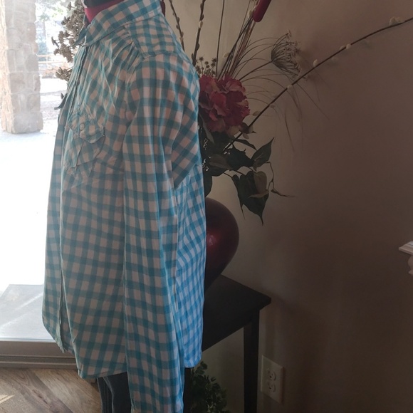 A Long-Sleeved Blue Checkered Shirt - Picture 2 of 5